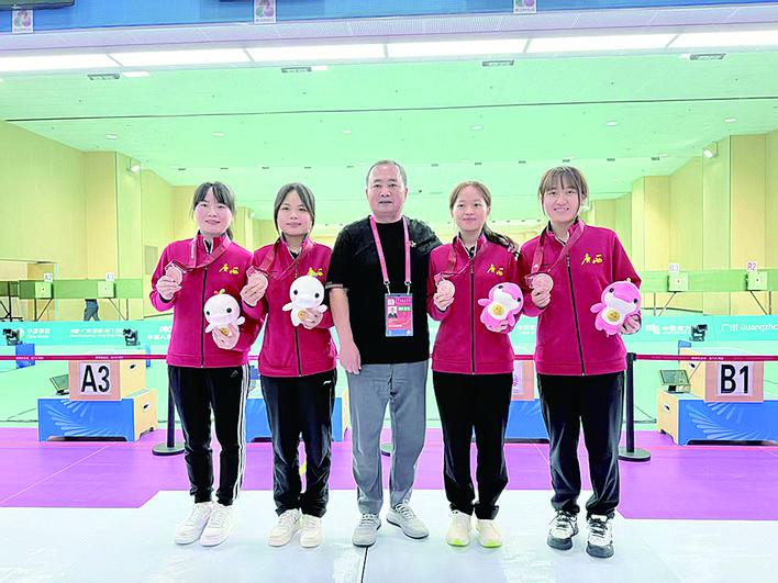 颤抖的手看, 经过, 正在努力的 颤抖的手看, 经过, 正在努力的