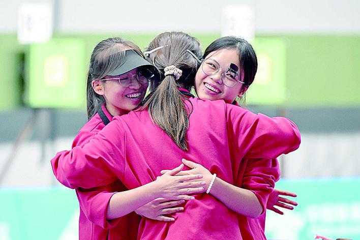 陈艺羚, 通过视频电 陈艺羚, 通过视频电